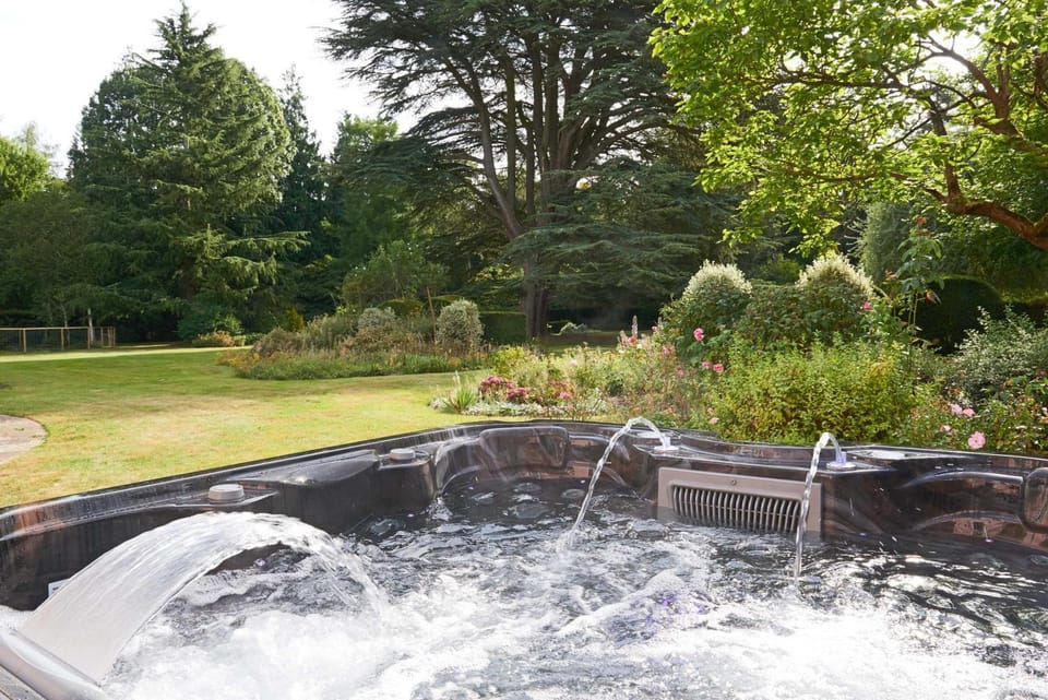 Large Manor House with Pool Hot Tub & Gardens House in Norwich