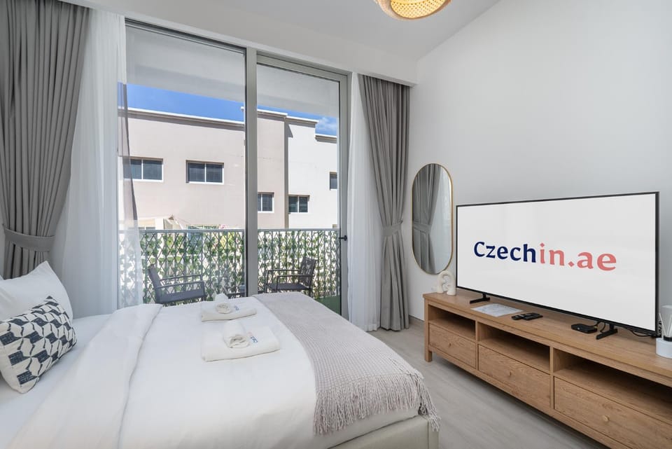 Bed, TV and multimedia, View (from property/room), Balcony/Terrace, Bedroom