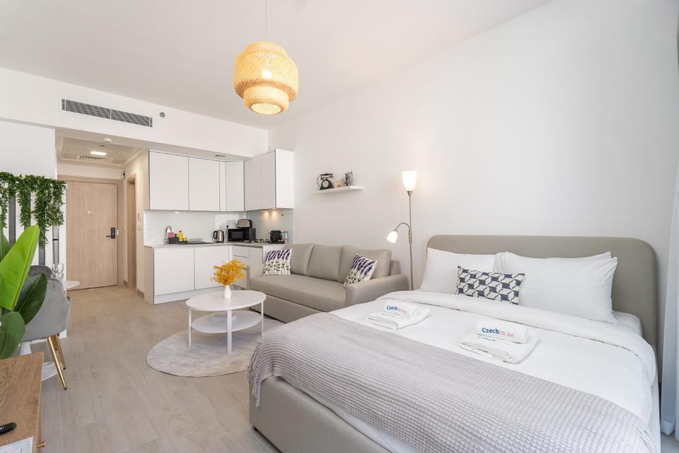 Bed, Kitchen or kitchenette, Living room, Seating area, Bedroom, air conditioner