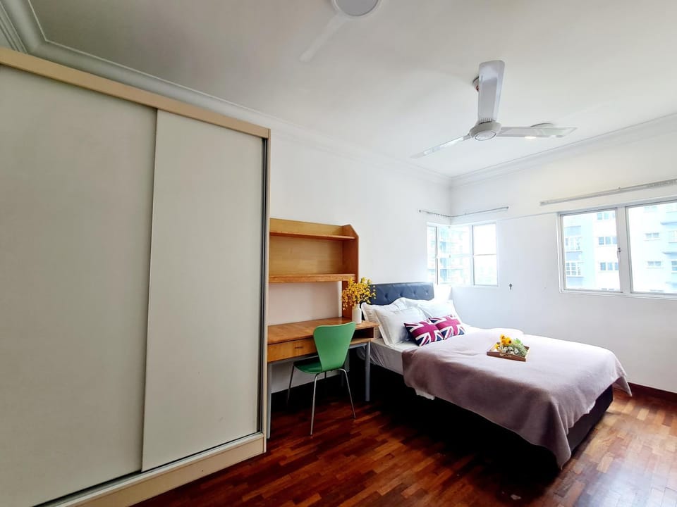 Bed, Photo of the whole room, Seating area, Bedroom, wardrobe