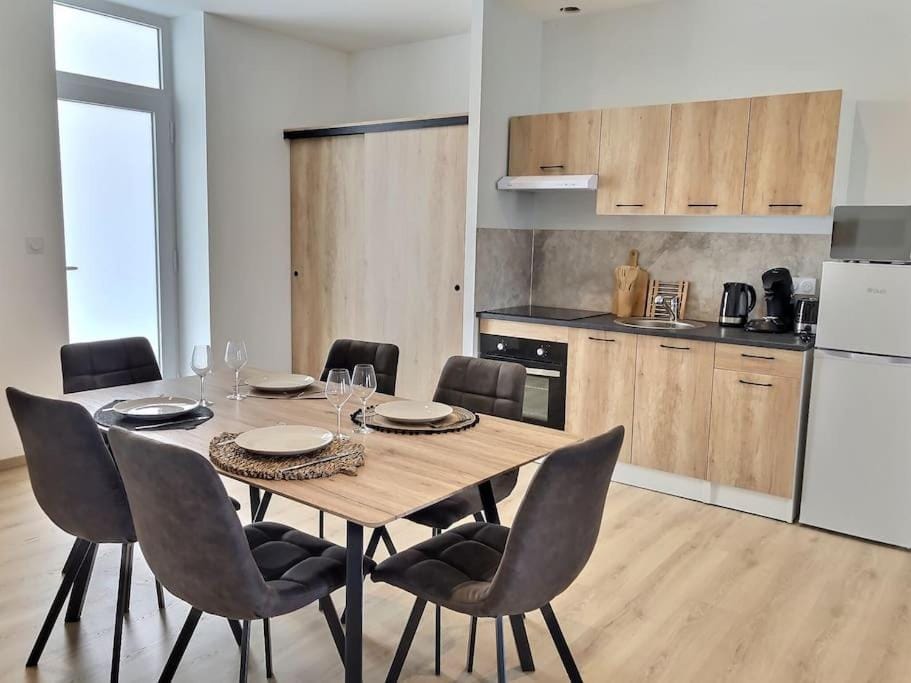 Kitchen or kitchenette, Living room, Seating area, Dining area, oven, stove