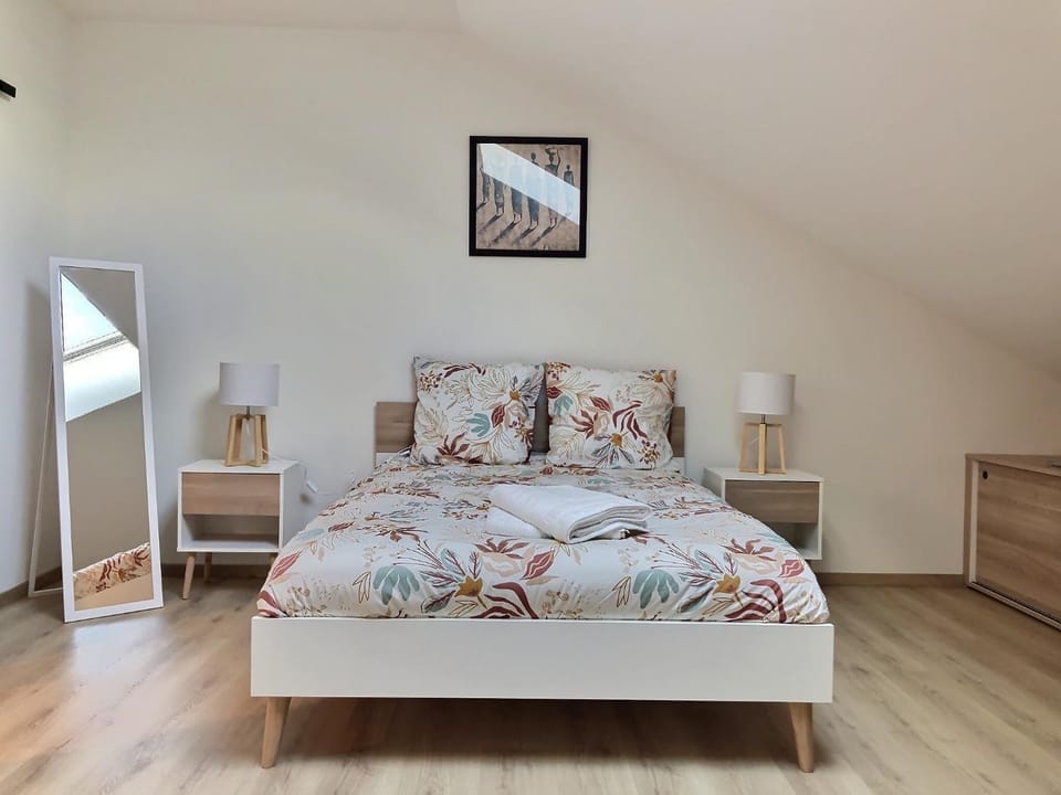 Bed, Photo of the whole room, Bedroom, air conditioner