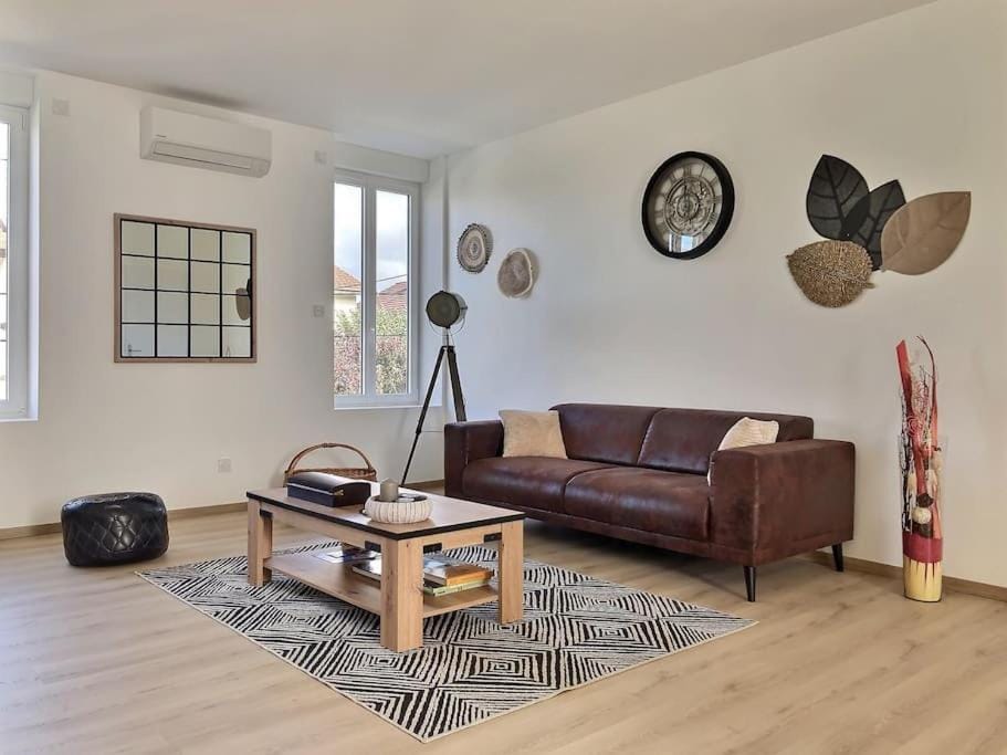 Living room, Seating area, air conditioner
