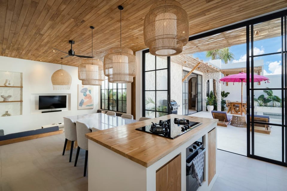 TV and multimedia, Kitchen or kitchenette, Dining area, oven, stove