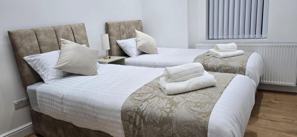 Bed, Bedroom, towels