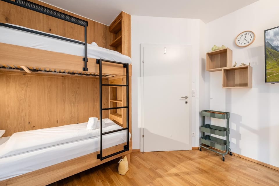 Bedroom, bunk bed