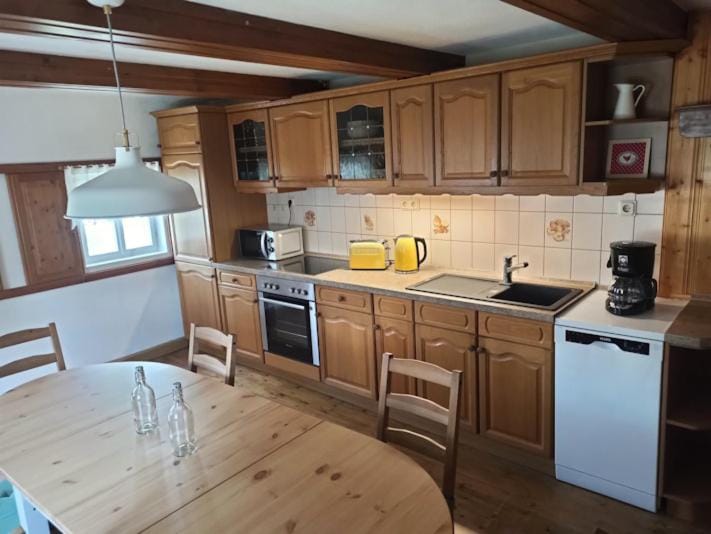 Coffee/tea facilities, Kitchen or kitchenette, Dining area, dishwasher, oven, stove, toaster