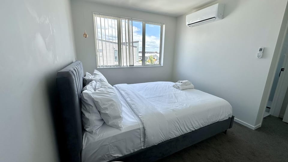 Bed, Photo of the whole room, Bedroom, air conditioner