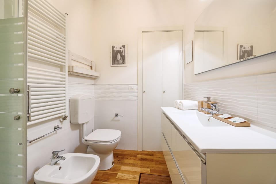 Shower, Toilet, Bathroom, bidet, towels