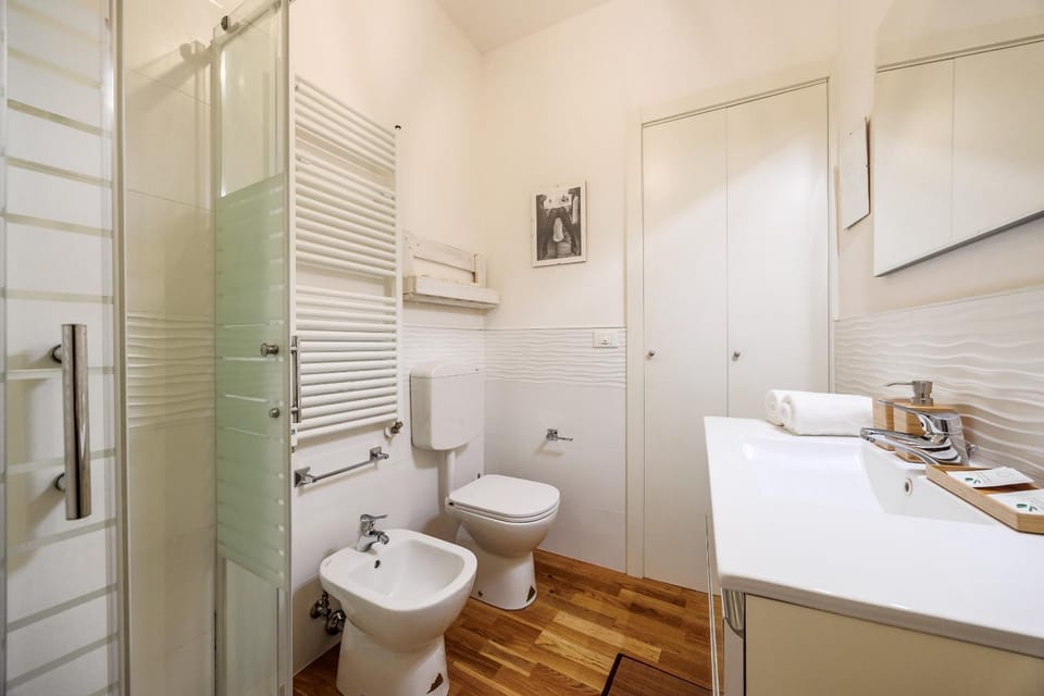 Shower, Toilet, Bathroom, bidet, towels