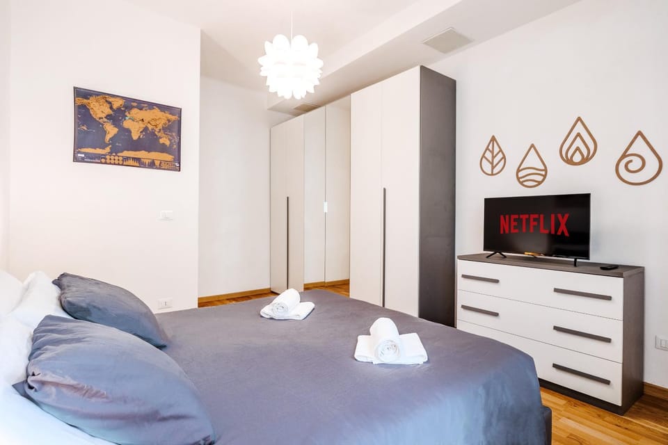 Bed, TV and multimedia, Photo of the whole room, Bedroom, towels