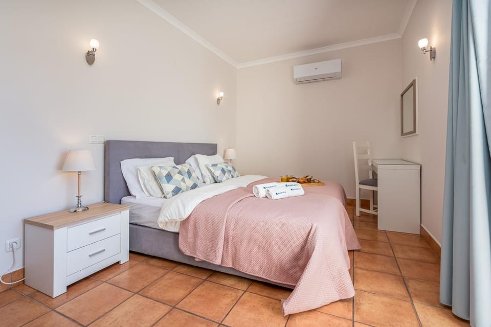 Bed, Bedroom, towels, air conditioner
