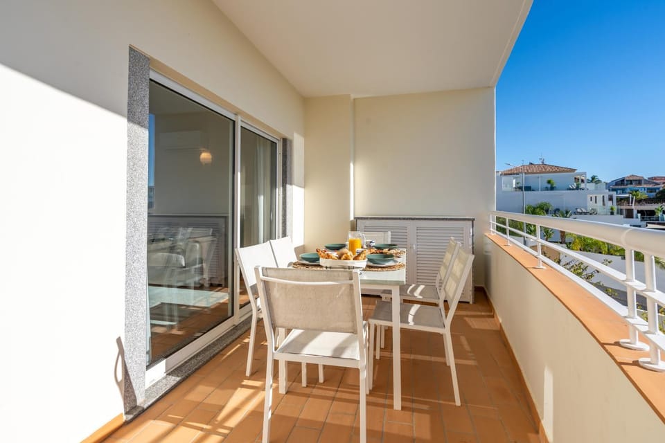 View (from property/room), Balcony/Terrace, Dining area