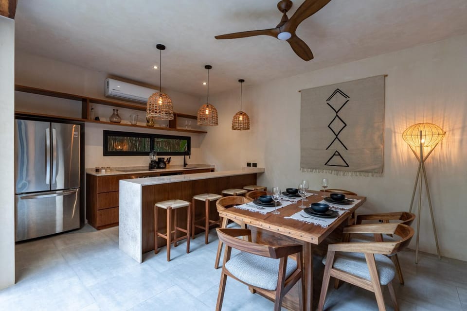 Kitchen or kitchenette, Dining area, stove