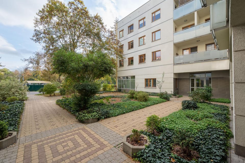 Property building, Neighbourhood, Location