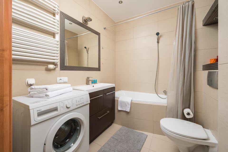 Toilet, Bathroom, Bath, towels, washing machine