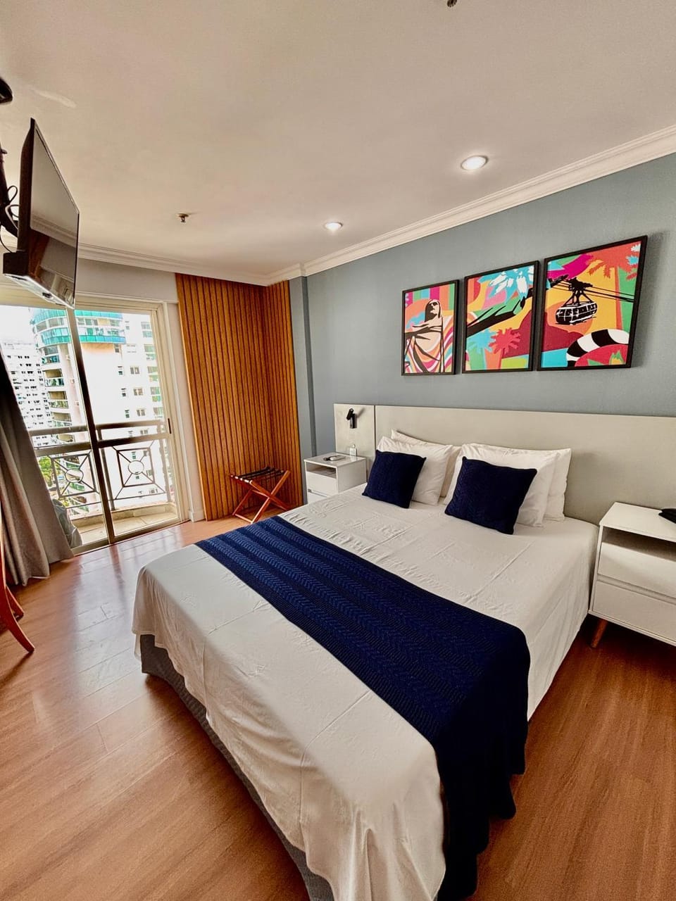Bed, TV and multimedia, Bedroom