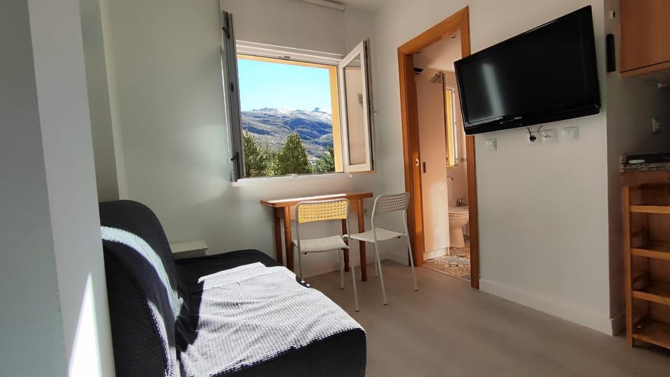 TV and multimedia, Living room, Seating area, Mountain view