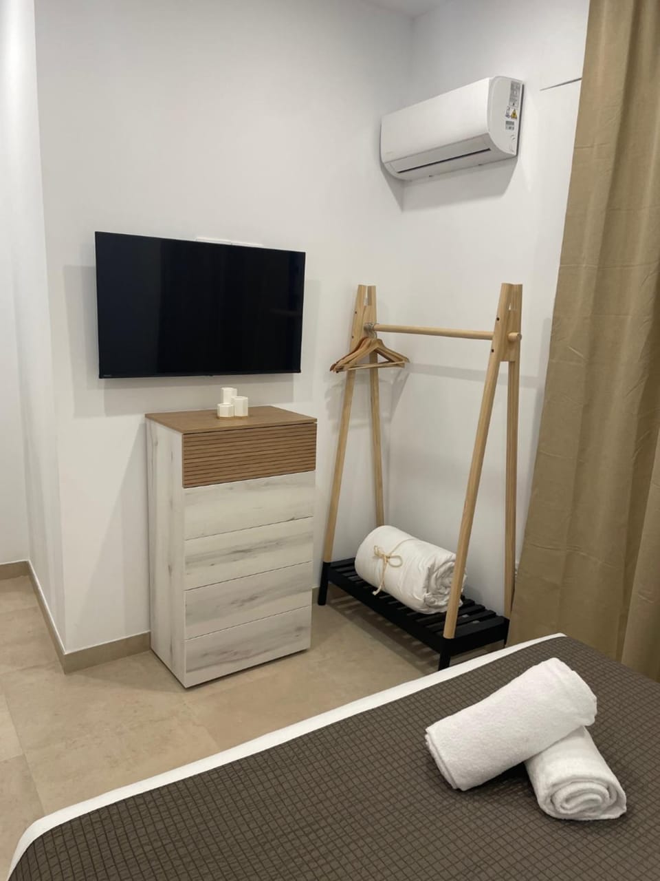 Bed, TV and multimedia, Photo of the whole room, Bedroom, towels, air conditioner