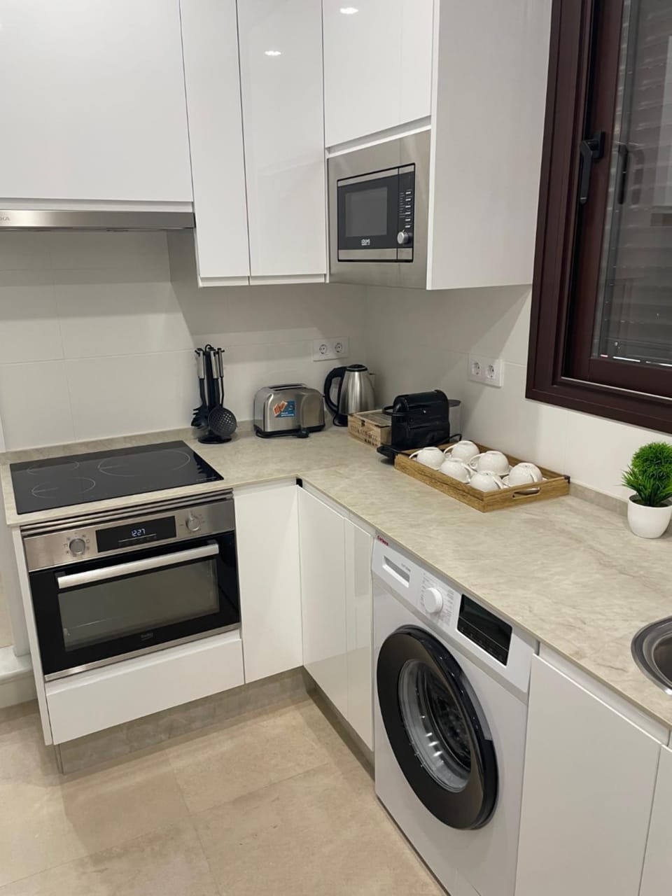 Coffee/tea facilities, Kitchen or kitchenette, oven, stove, toaster, washing machine, dryer