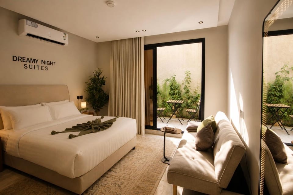 Bed, Garden, Garden, Living room, Photo of the whole room, Seating area, Bedroom, Garden view, Garden view, air conditioner