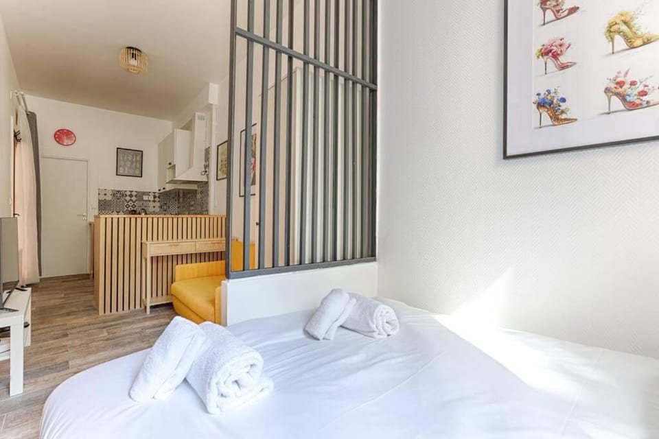 Bed, Photo of the whole room, towels