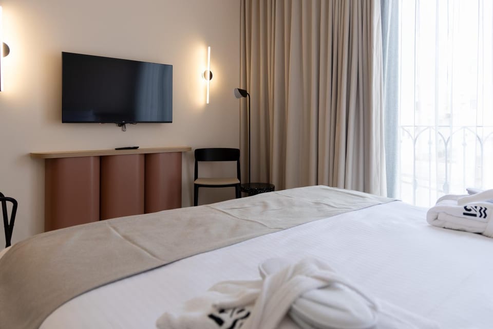 Bed, TV and multimedia, Bedroom