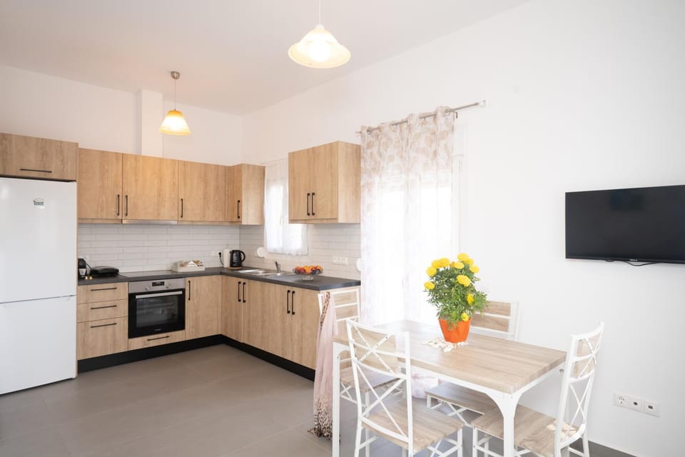 TV and multimedia, Coffee/tea facilities, Kitchen or kitchenette, Dining area, oven, stove