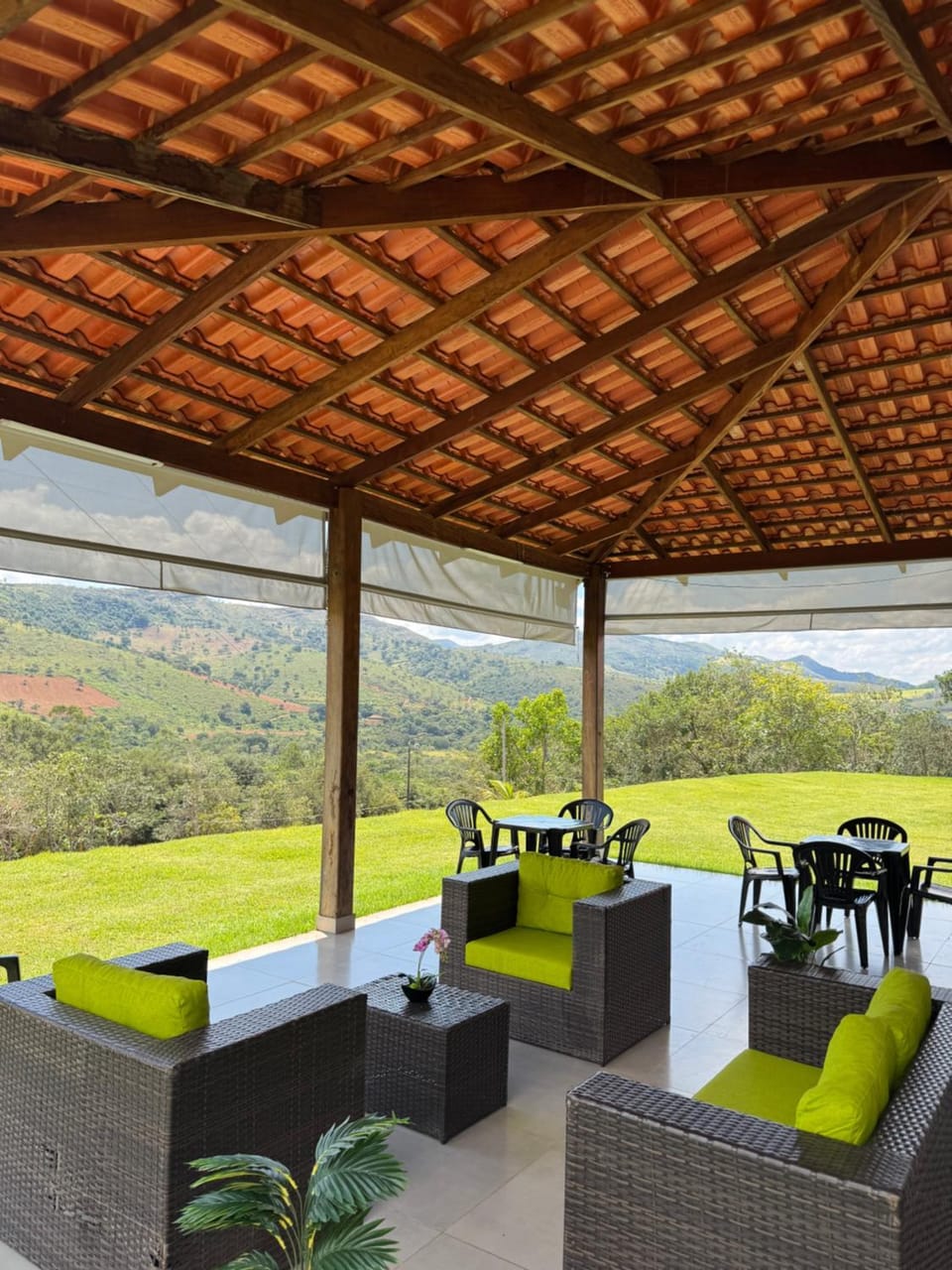 Patio, Day, Natural landscape, BBQ facilities, Garden, View (from property/room), Kitchen or kitchenette, Living room, Seating area, Mountain view