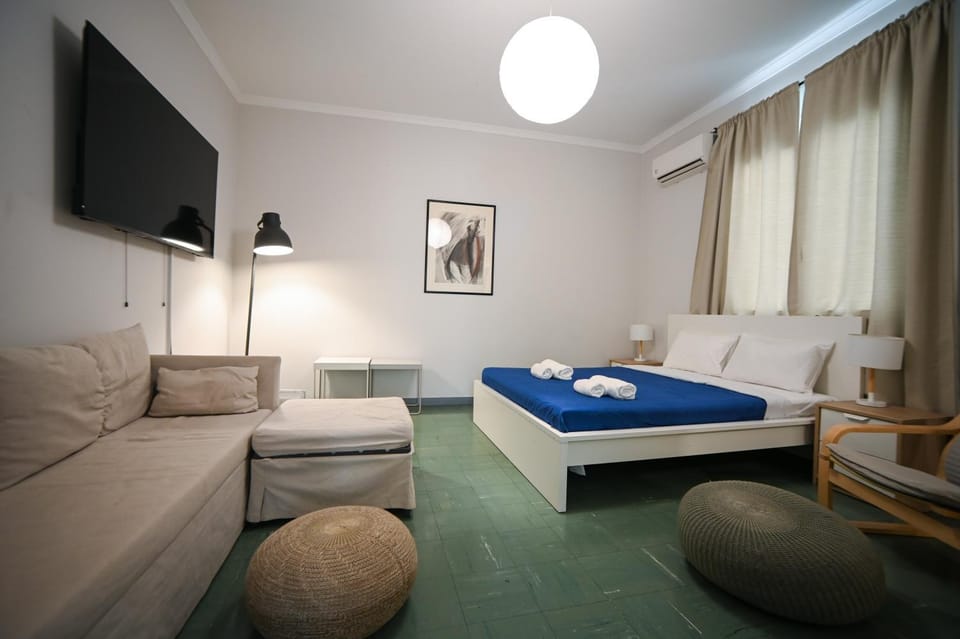 Bed, TV and multimedia, Living room, Photo of the whole room, Seating area, Bedroom