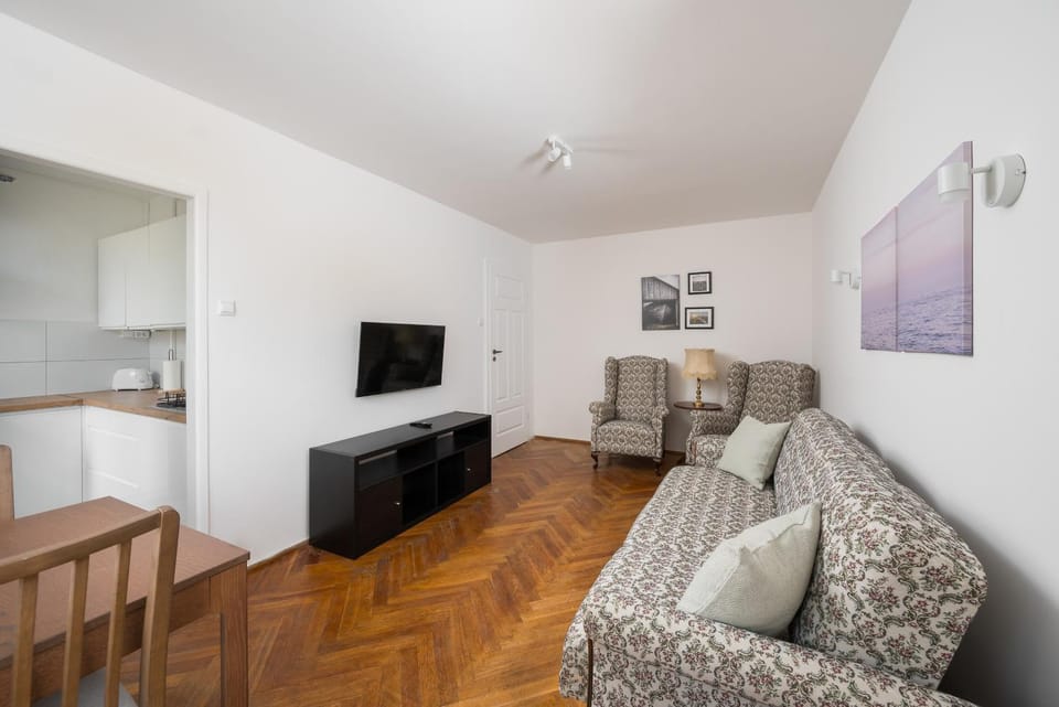 Communal lounge/ TV room, TV and multimedia, Living room, Seating area, Evening entertainment