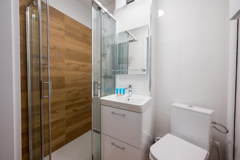 Shower, Toilet, Bathroom, towels