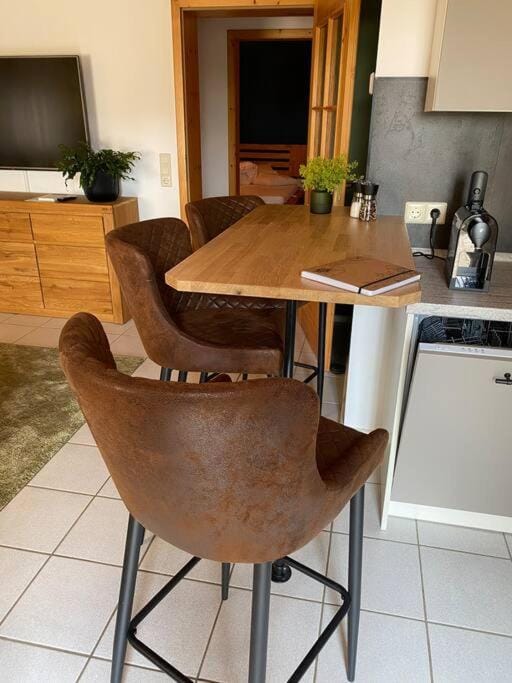 Coffee/tea facilities, Kitchen or kitchenette, Seating area, Dining area