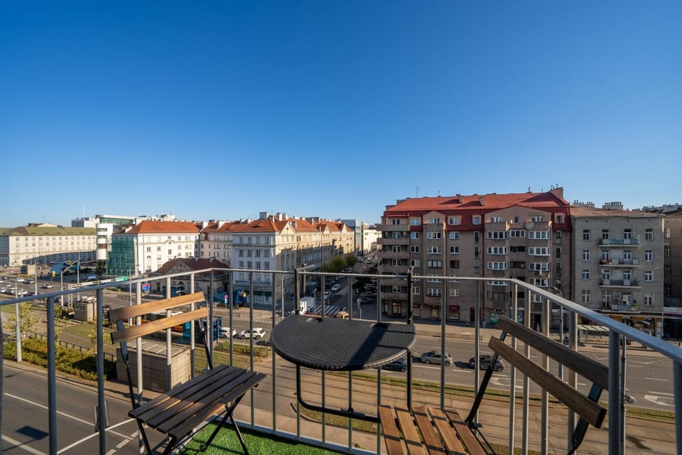 Property building, Neighbourhood, Balcony/Terrace, City view