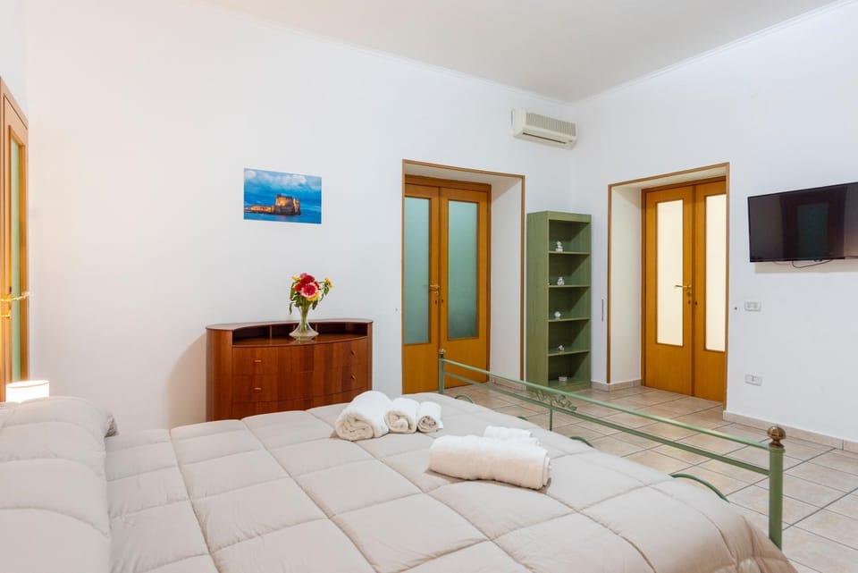 Bed, TV and multimedia, Photo of the whole room, Bedroom, towels, air conditioner
