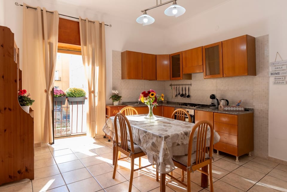Kitchen or kitchenette, Dining area, stove