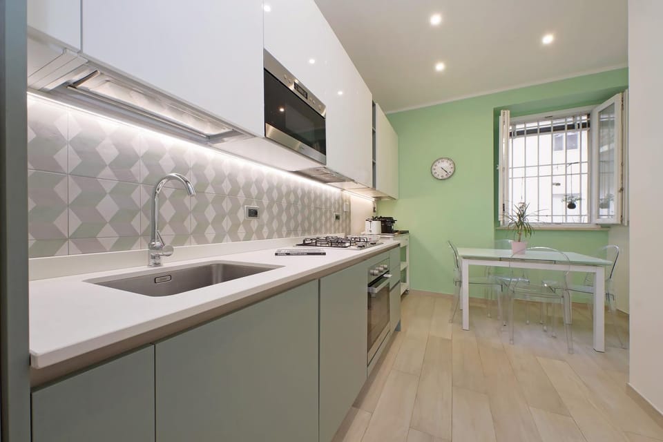 Kitchen or kitchenette, dishwasher, stove