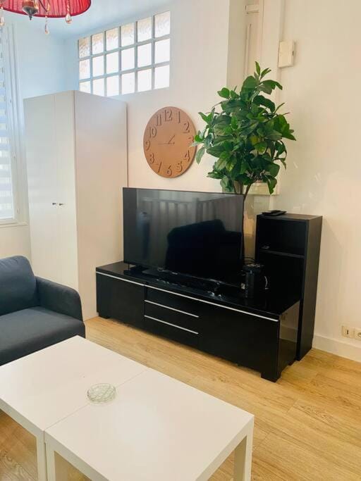 Maisonnette au calme proche T2 Apartment in Courbevoie