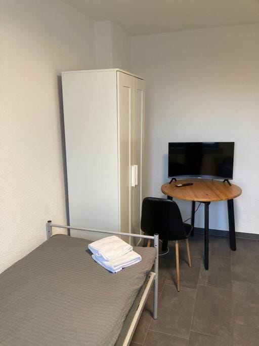 Bed, TV and multimedia, Bedroom