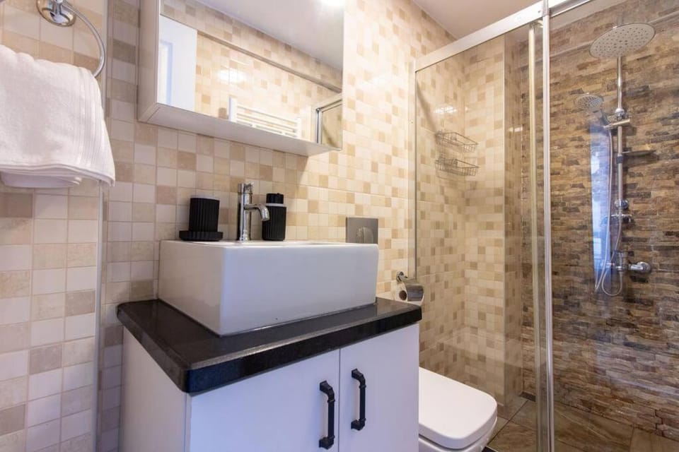 Pretty Corner Flat with Abundant Light in Kadikoy Apartment in Istanbul
