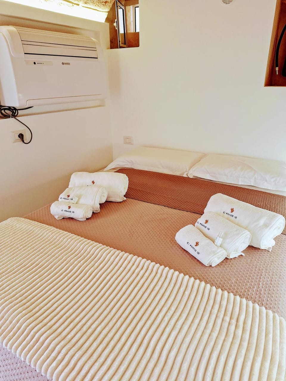 Bed, towels