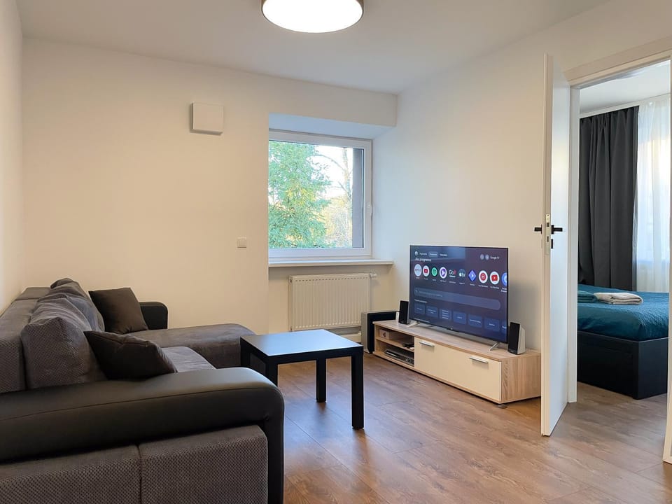 Communal lounge/ TV room, TV and multimedia, Living room, City view, Street view