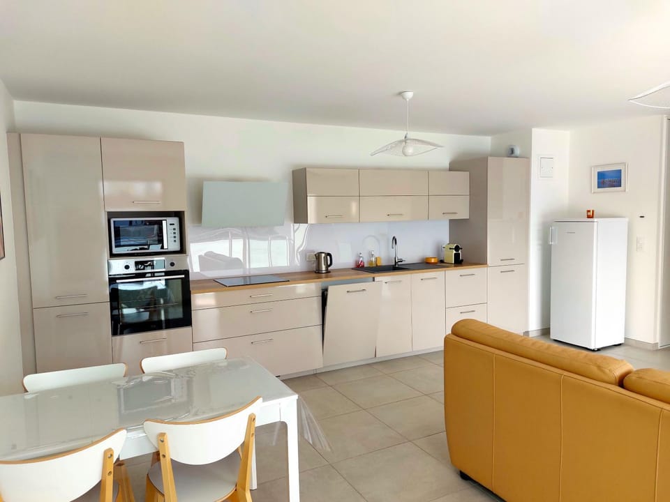 Kitchen or kitchenette, Dining area