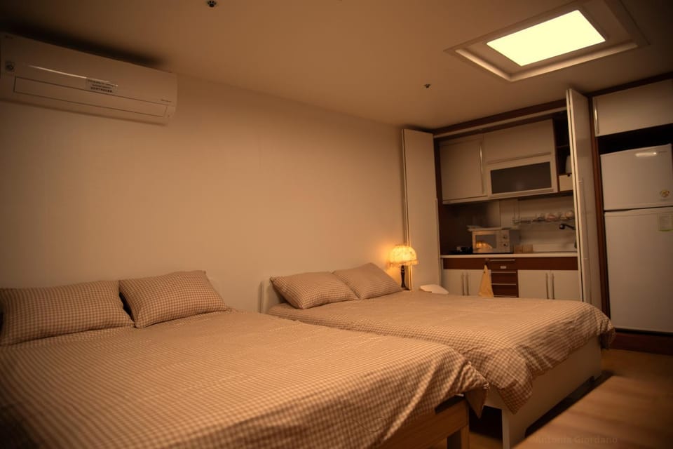 Bed, Kitchen or kitchenette, Photo of the whole room, Bedroom, air conditioner