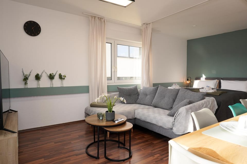 Bed, TV and multimedia, Living room, Photo of the whole room, Dining area, Bedroom