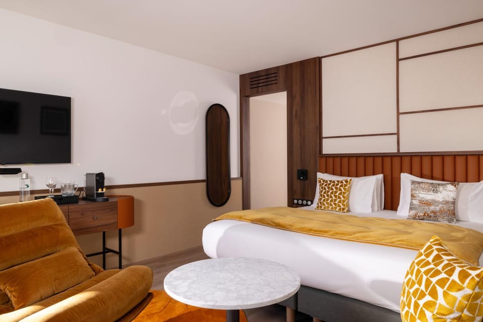 Bed, TV and multimedia, Photo of the whole room, Bedroom