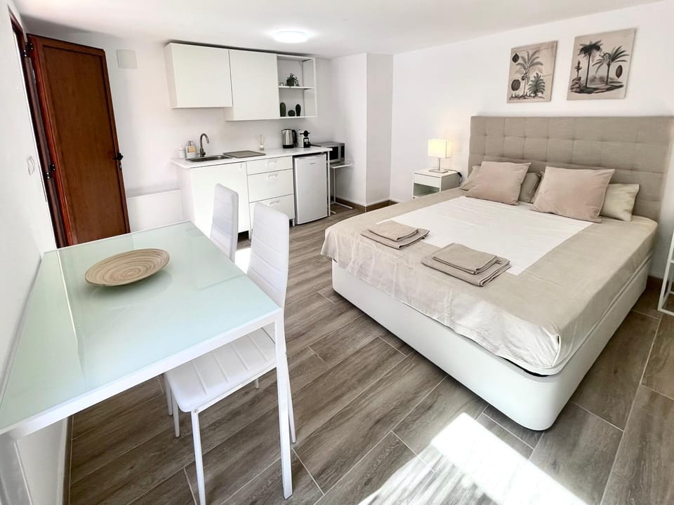 Bed, Kitchen or kitchenette, Photo of the whole room, Bedroom, towels