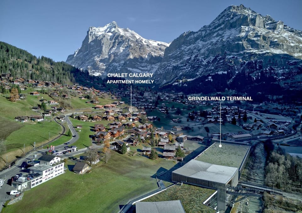 Property building, Nearby landmark, Day, Neighbourhood, Natural landscape, Bird's eye view, Mountain view