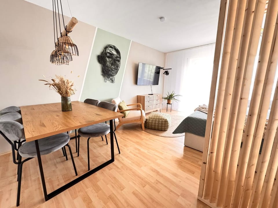 TV and multimedia, Seating area, Dining area, Evening entertainment, Bedroom