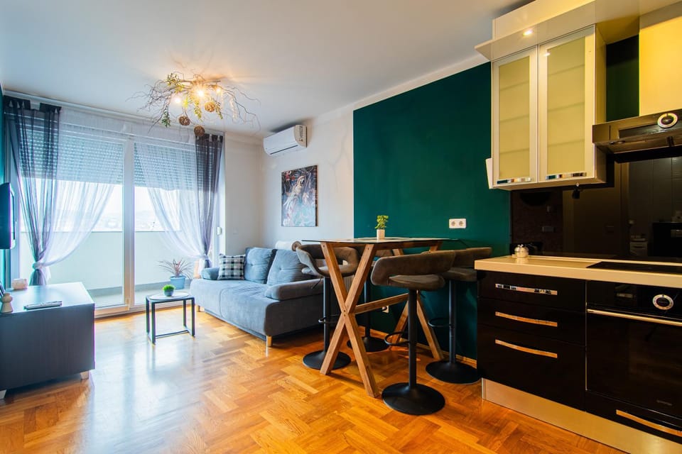 Property building, Living room, Dining area, pet friendly, stove